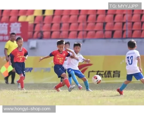 足球明星齐聚一堂共庆球王传奇瞬间的珍贵纪念图片展